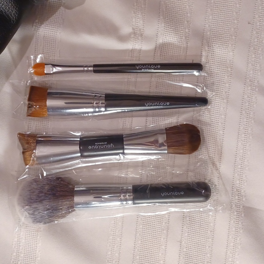 Younique Makeup Brush Set with Purple and Black Case - Picture 2 of 3